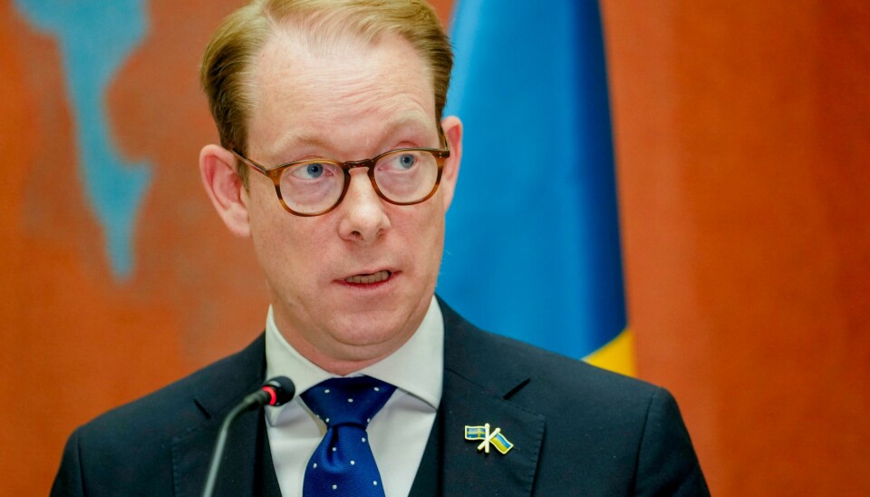 Sveriges utenriksminister, Tobias Billström, må vente enda litt lenger på å feire det svenske Nato-medlemskapet. Ungarn er midt i et presidentskifte, og den fungerende presidenten har ennå ikke undertegnet papirene der Sveriges søknad godkjennes. Sveriges utenriksminister Tobias Billström under et besøk på Stortinget i november.Foto: Javad Parsa / NTB