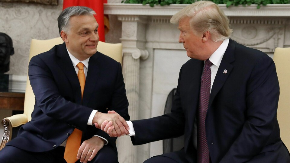 Ungarns statsminister Viktor Orban (t.v.) på besøk hos USAs daværende president Donald Trump i Washington D.C. i mai 2019. WASHINGTON, DC - MAY 13: U.S. President Donald Trump shakes hands with Hungarian Prime Minister�Viktor Orban during a meeting in the Oval Office on May 13, 2019 in Washington, DC. President Trump took questions on trade with China, Iran and other topics. Mark Wilson/Getty Images/AFP