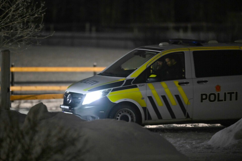Politiet holder vakt på gården i Løten der en kvinne onsdag ble pågrepet og siktet for medvirkning til frihetsberøvelse. Politiet holder vakt på gården i Løten der en kvinne onsdag ble pågrepet og siktet for medvirkning til frihetsberøvelse.