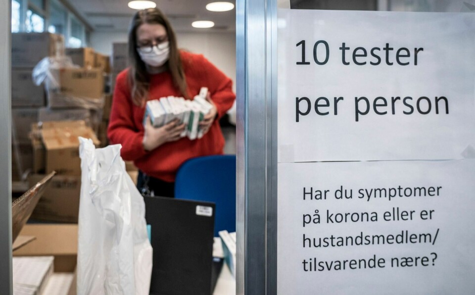 Smitteverntiltak har også negative konsekvenser for individ og samfunn, og tiltakene må derfor stå i forhold til byrden og til den kunnskapen vi har. Vi mener at strengere tiltak ikke er forholdsmessig nå, skriver Trygve Ottersen. Bildet viser utdeling av hurtigtester i Frogner bydel i Oslo i januar for to år siden. Covid-19, smittevern, pandemi