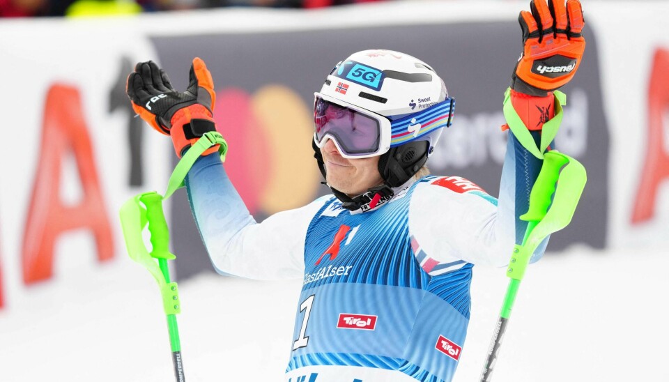 Henrik Kristoffersen slår oppgitt ut med armene etter enda et mislykket renn. Henrik Kristoffersen slår oppgitt ut med armene etter enda et mislykket renn.