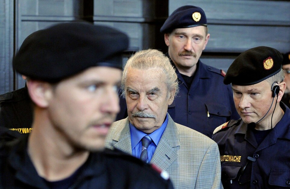 Josef Fritzl under et rettsmøte i 2009. RESTRICTED TO EDITORIAL USE(FILES) This picture taken on March 19, 2009 shows defendant Josef Fritzl pictured prior the proclamation of his sentence during the fourth day of his trial for incest, at the provincial courthouse in St. Poelten. Five years after the horrors of Austria's Fritzl case shocked the world, revealing 24 years of incest rape, captivity and childbirth in a damp cellar, victims and perpetrator shine by their absence from the public eye. AFP PHOTO/ POOL/ HELMUT FOHRINGERThese photographs are being licensed free of charge for editorial use by media representatives covering the ongoing criminal trial. All other uses, including resale of the photographs, are strictly prohibited. The user takes sole responsibility for protecting the image and identity rights of those pictured, by pixellation or other means