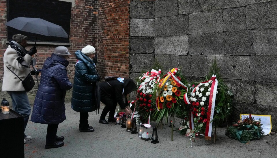 Overlevende og slektninger tente lys for holocausts ofre i Auschwitz i Oswiecim i Polen lørdag. Overlevende og slektninger tente lys for holocausts ofre i Auschwitz i Oswiecim i Polen lørdag. Foto: Czarek Sokolowski / AP / NTB