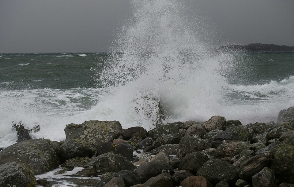 Kraftig vind og høye bølger vil prege kysten i hele Nord-Norge mandag. Illustrasjonsfoto. Meteorologisk institutt sender ut farevarsel for kraftige vindkast og mye regn i Nord-Norge.Foto: Marit Hommedal / NTB