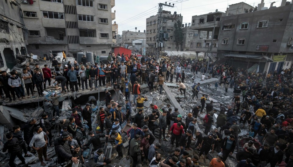 Palestinere leter etter overlevende etter et israelsk luftangrep i Rafah. Palestinere leter etter overlevende etter et israelsk luftangrep i Rafah. Arkivfoto: Fatima Shbair / AP / NTB