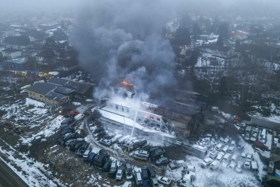 Det brenner i et lagerbygg på Borgenhaugen i Sarpsborg. Det stanser togtrafikken mellom Sarpsborg og Halden, og naboer blir evakuert. Røyken fra brannen i et lagerbygg i Sarpsborg kan være svært giftig, opplyser politiet. Foto: Thomas Andreassen / NTB