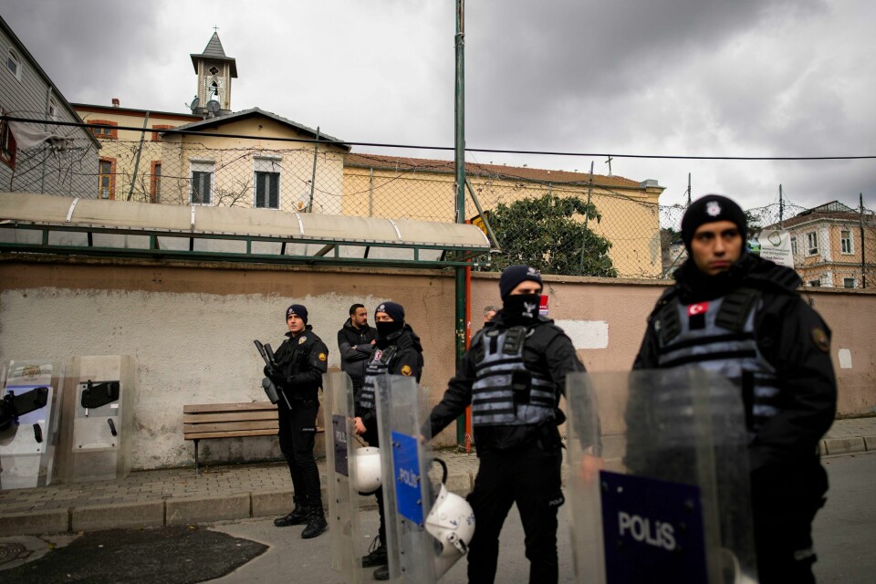 Tyrkiske politifolk utenfor kirken i Istanbul der en person ble drept søndag. Tyrkiske politifolk utenfor kirken i Istanbul der en person ble drept søndag. Foto: Emrah Gurel / AP / NTB