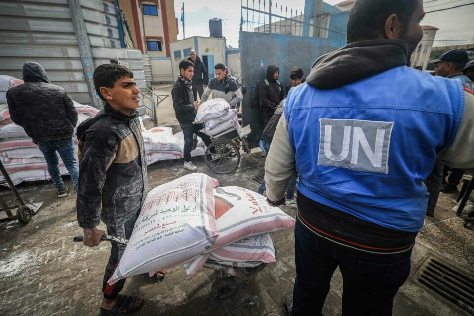 Palestinere i Rafah på den sørøige Gaza-stripen får mathjelp fra en ansatt fra FNs hjelpeorganisasjon for palestinske flyktninger (UNRWA). UNRWA i Gaza