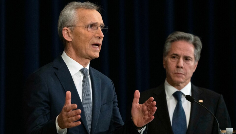 Natos Jens Stoltenberg er i USA for å sikre støtten til Ukraina. Vertskap er utenriksminister Antony Blinken. .
