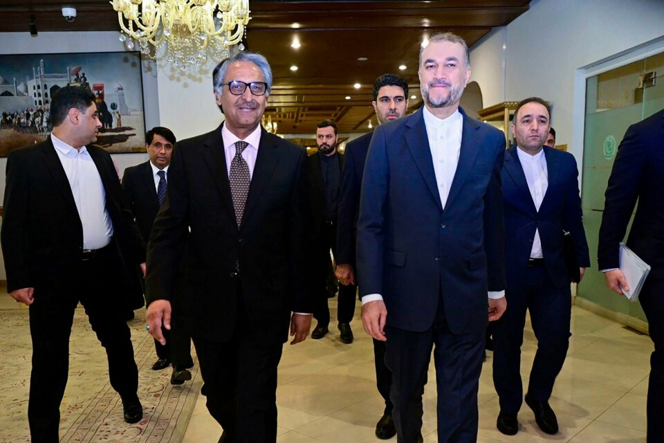 Pakistans utenriksminister Jalil Abbas Jilani og Irans utenriksminister Hossein Amir Abdollahian møttes i Islamabad mandag. Pakistans utenriksminister Jalil Abbas Jilani og Irans utenriksminister Hossein Amir Abdollahian møttes i Islamabad mandag. Foto: Det pakistanske utenriksdepartementet via AP / NTB