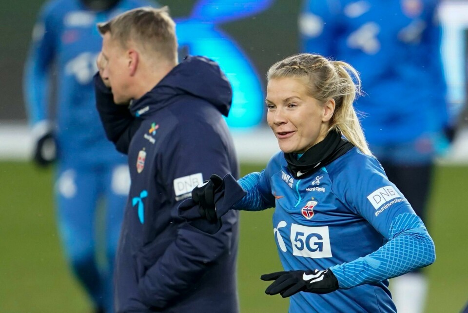 Ada Hegerberg og tidligere landslagssjef Leif Gunnar Smerud under trening før kampene mot Portugal og Østerrike Ada Hegerberg og tidligere landslagssjef Leif Gunnar Smerud under trening før kampene mot Portugal og Østerrike. Foto: Terje Pedersen / NTB
