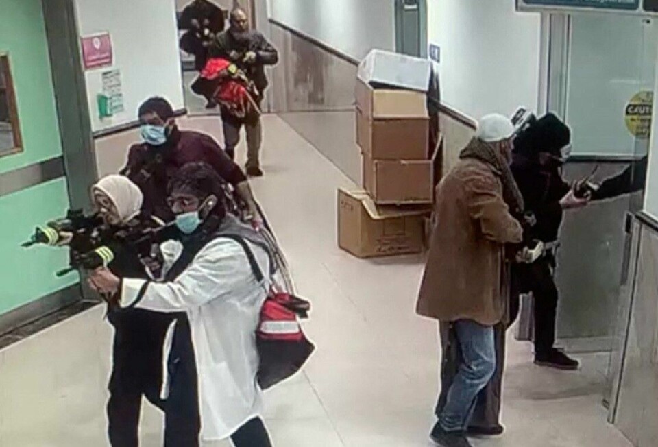 Forkledde israelske soldater gjennomfører et angrep inne på et sykehus i Jenin på Vestbredden. Bildet er en skjermdump fra en video. Israeli army raids a hospital in JeninIsraeli army raids a hospital in Jenin, in the Israeli-occupied West Bank, January 30, 2024 in this screengrab taken from a video obtained by Reuters THIS IMAGE HAS BEEN SUPPLIED BY A THIRD PARTY. NO RESALES. NO ARCHIVES.