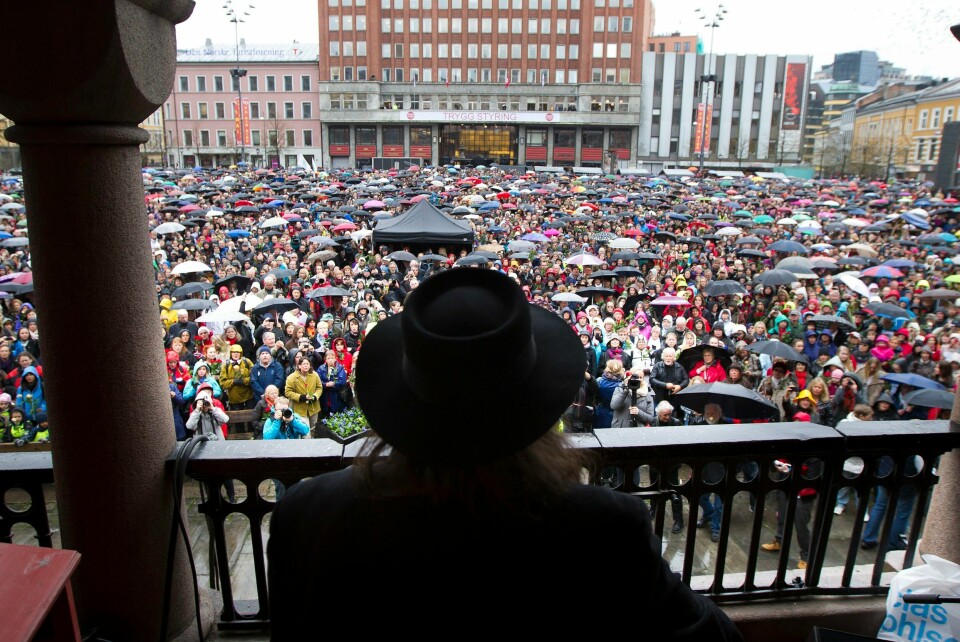 40 000 mennesker samlet seg på Youngstorget for å synge Barn av regnbuen på samme dag som rettssaken mot Anders Behring Breivik startet i april 2012. 40 000 mennesker samlet seg på Youngstorget for å synge Barn av regnbuen på samme dag som rettssaken mot Anders Behring Breivik startet i april 2012.