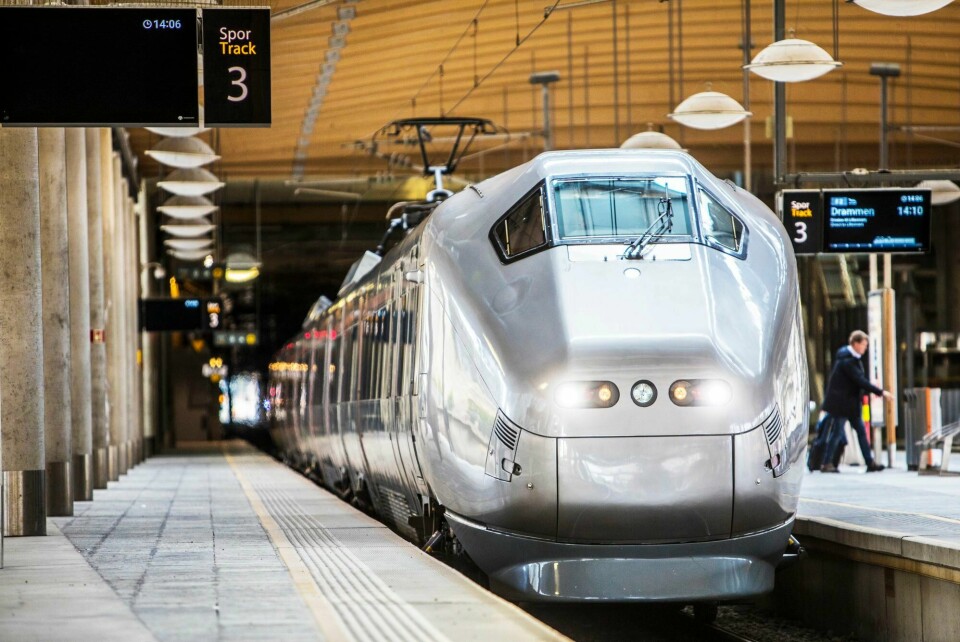Når vi engasjerer oss, er det ikke av omsorg for Flytoget. Vi gjør det fordi vi mener togtilbudet både blir bedre og koster mindre dersom det tilpasses trafikanter med ulike behov, skriver forfatterne av innlegget. Bildet viser Flytoget ved ankomst Oslo Lufthavn. Flytoget på OSL Gardermoen.