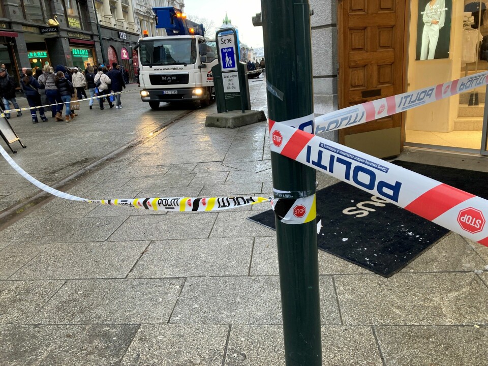 Politiet har flere steder – som på Karl Johan, måttet sperre av deler av gaten på grunn av det som er blitt vurdert som fare for at is og snø skal falle ned fra tak og treffe forbipasserende. Politiet har flere steder – som på Karl Johan, måttet sperre av deler av gaten på grunn av det som er blitt vurdert som fare for at is og snø skal falle ned fra tak og treffe forbipasserende.