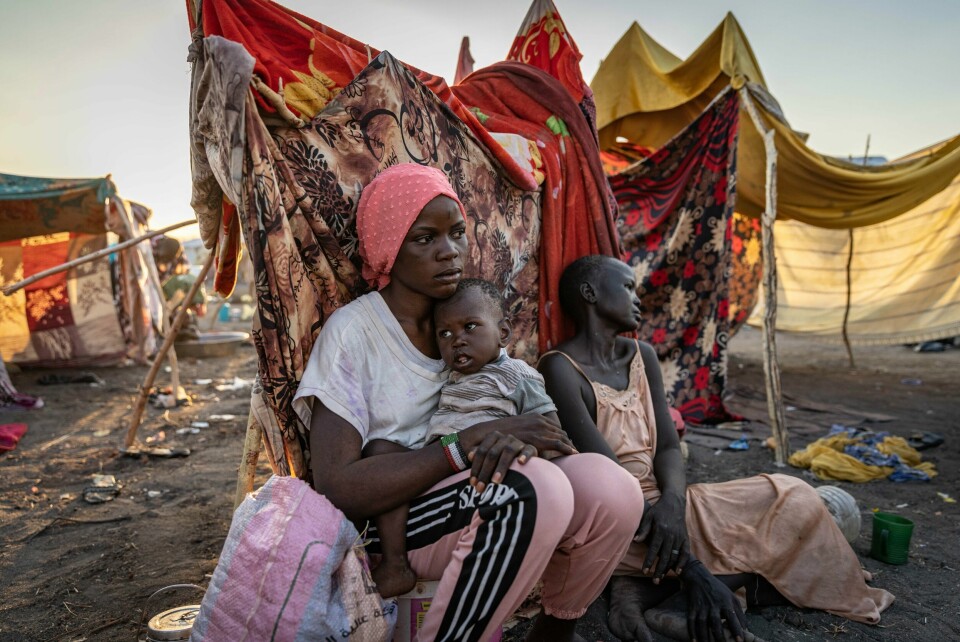 18 år gamle Nyauke forteller at hun flyktet fra kamphandlingene i Sudan – etter at hun først hadde flyktet dit på grunn av borgerkrigen i Sør-Sudan. Her med sin ett år gamle søster, Kouli, og moren Naya i et transittsenterr for fordrevne ved Joda i Renk i Sør-Sudan. Nyauke (18) forteller at hun flyktet fra kamphandlingene i Sudan - etter at hun først hadde flyktet dit på grunn av borgerkrigen i Sør-Sudan. Her med sin ett år gamle søster Kouli og moren Naya i et transitsenter for fordrevne ved Joda i Renk, Sør-Sudan. Foto: Andrew McConnell / UNHCR / NTB