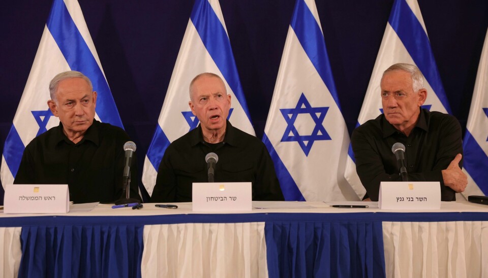 Den internasjonale straffedomstolen (ICC) har bedt om arrestordre på Israels statsminister Benjamin Netanyahu (t.v.) og forsvarsminister Yoav Gallant (midten). Her sammen med Benny Gantz Organisasjonene ICJ-Norge og Forsvar folkeretten har anmeldt Israels forsvarsminister Yoav Gallant (i midten) og Benny Gantz (t.h.) for krigsforbrytelser og forbrytelser mot menneskeheten i Gaza. Statsminister Benjamin Netanyahu t.v. . Foto: AP / NTB
