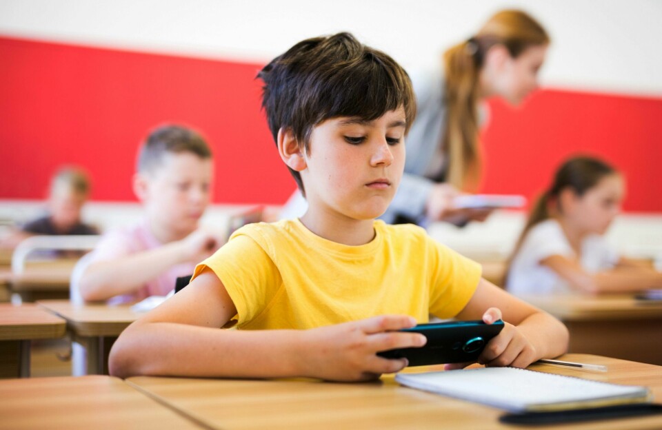 Skoleeiere og skoleledere må ta ansvar lokalt når det gjelder elevenes bruk av mobiltelefoner i klasserommet. Mange skoler har i dag gode ordensregler for å håndtere dette, skriver Margret Hagerup. Skole, mobiltelefon i klasserommet