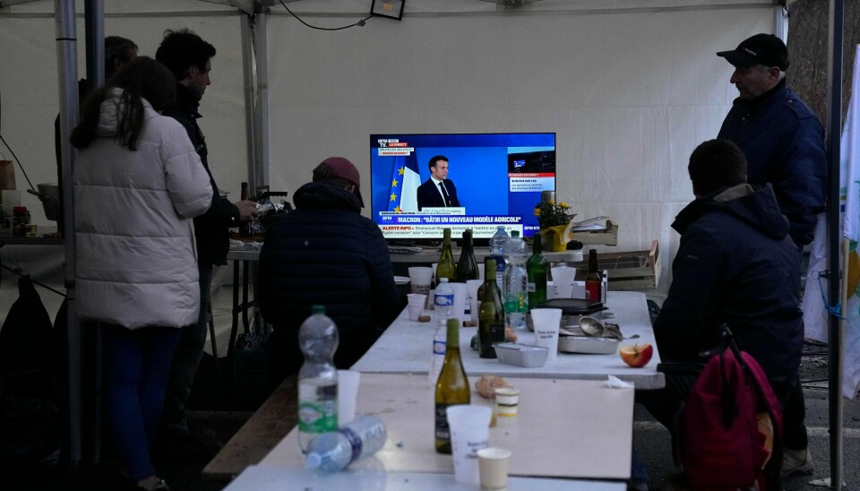 En gruppe demonstrerende bønder følger med på den franske presidenten Emmanuel Macron på TV i forbindelse med torsdagens EU-toppmøte. En gruppe demonstrerende bønder følger med på den franske presidenten Emmanuel Macron på TV i forbindelse med torsdagens EU-toppmøte. Foto: Michel Euler / AP / NTB