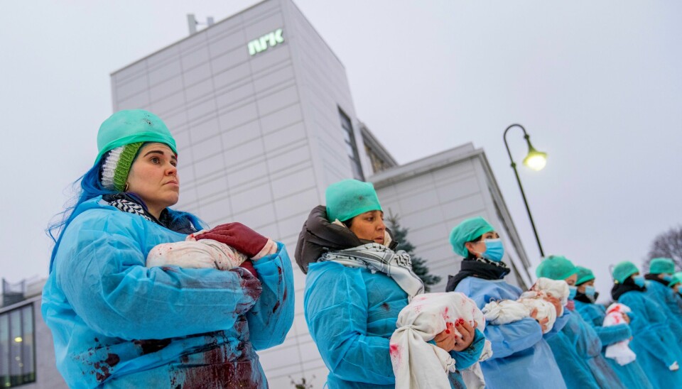 De siste ukene har det vært flere demonstrasjoner utenfor NRK i forbindelse med Melodi Grand Prix. Demonstrantene krever at NRK råder EBU til å utestenge Israel fra Eurovision 2024. De siste ukene har det vært flere demonstrasjoner utenfor NRK i forbindelse med Melodi Grand Prix. Demonstrantene krever at NRK råder EBU til å utestenge Israel fra Eurovision 2024. Foto: Fredrik Varfjell / NTB