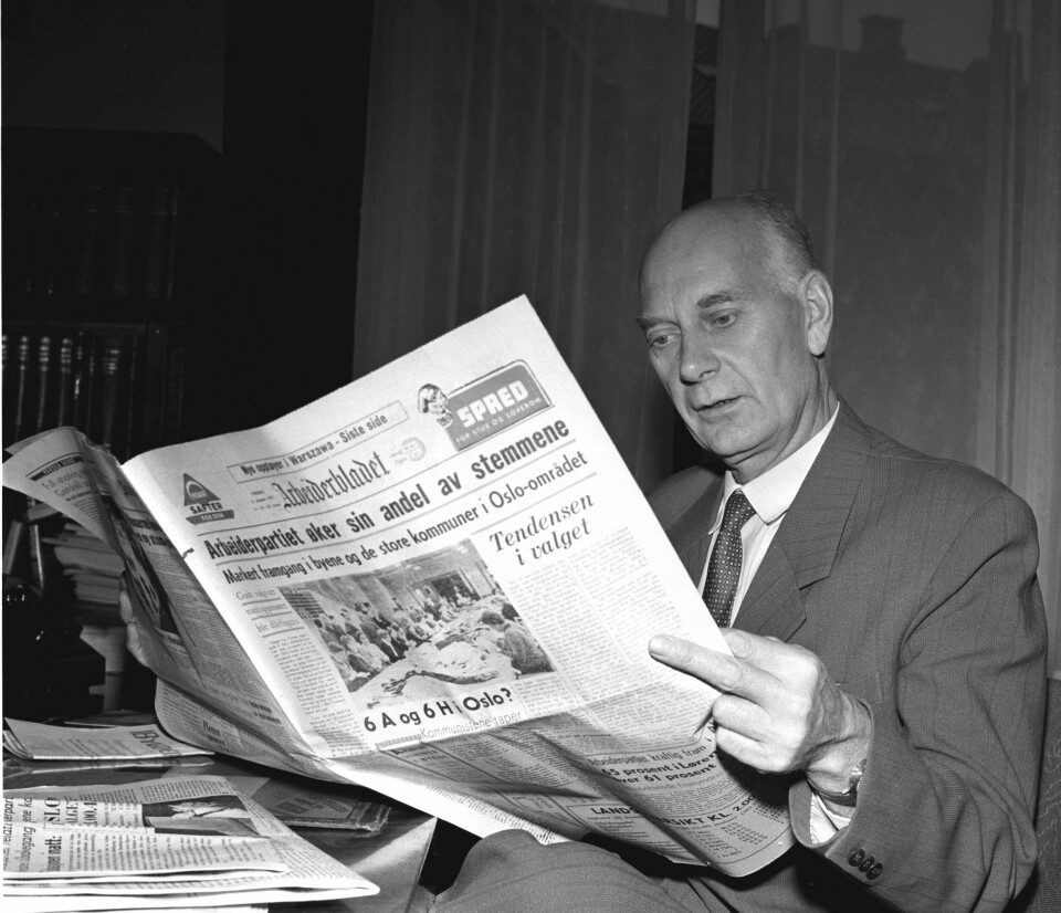 Statsminister Einar Gerhardsen leser avisen Arbeiderbladet dagen etter stortingsvalget i 1957. Nå er storhetstida over for både avis og parti. Det er et dyrekjøpt paradoks at kapitalen er mer langsiktig enn arbeiderbevegelsen i dette landet, skriver Lars West Johnsen. .