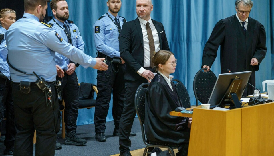22.juli-terroristen i rettslokalet i Ringerike fengsel da Oslo tingrett ble satt for å behandle saken om hans soningsforhold bryter med Den Europeiske Menneskerettighetskonvensjonen. Anders Behring Breivik i rettslokalet i Ringerike fengsel da Oslo tingrett ble satt for å behandle saken om hans soningsforhold bryter med Den Europeiske. Menneskerettighetskonvensjonen. Foto: Cornelius Poppe / NTB