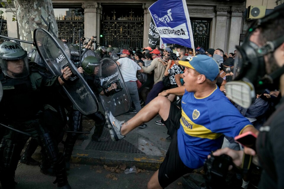 Demonstranter støtte sammen med politi utenfor kongressen i Buenos Aires, der de folkevalgte diskuterte de omfattende reformene til president Javier Milei.