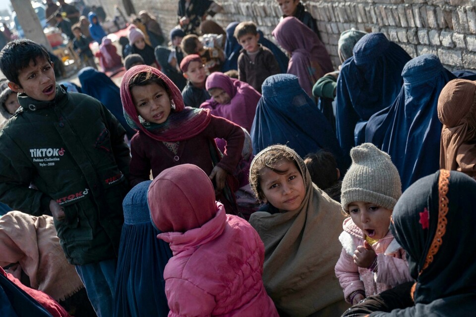 Afghanske kvinner og barn utenfor UNHCR i Kabul. 24 millioner mennesker trenger humanitær hjelp. Afghanske kvinner og barn utenfor UNHCR i Kabul.