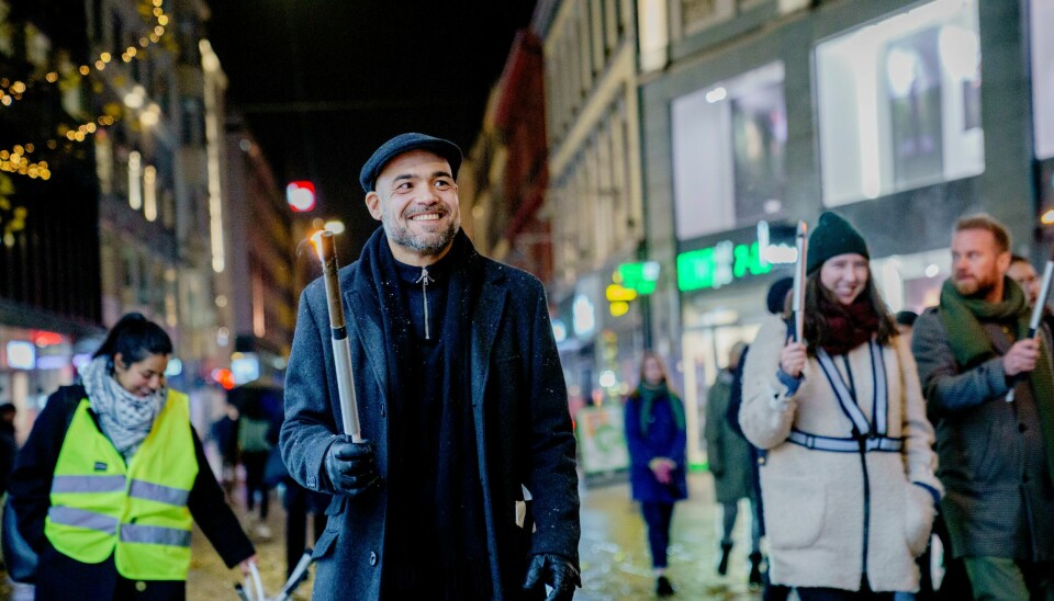Leder for Antirasistisk Senter, Hatem Ben Mansour, under fakkeltogmarkering av 85-årsdagen for Krystallnatta. I fakkeltog