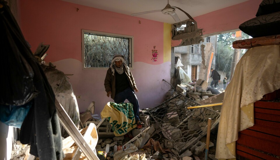 Israel gjennomførte natt til lørdag nye angrep mot Rafah. Her rydder en palestinsk mann i byen opp i naboens hus etter et angrep for en uke siden Israel gjennomførte natt til lørdag nye angrep mot Rafah. Her rydder en palestinsk mann i byen opp i naboens hus etter et angrep for en uke siden. Foto: AP / NTB