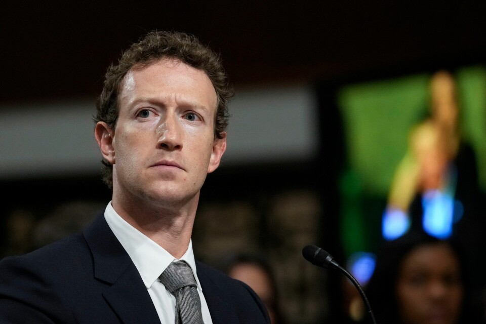 Mark Zuckerberg ble igjen grillet under en høring. Meta-direktør Mark Zuckerberg lytter under senatshøringen om farene for barn i sosiale medier. Foto: Susan Walsh / AP / NTB