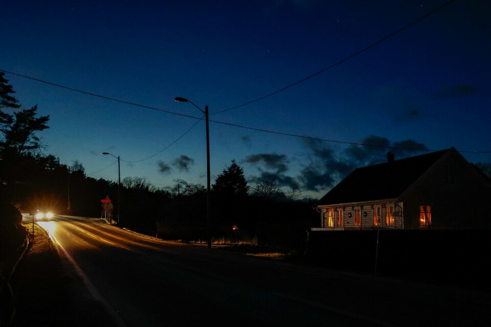 Illustrasjonsfoto. Uværet Otto førte til strømbrudd flere steder fredag ettermiddag. I Valand i Agder er gatelysene mørke og innendørs er det stearinlys som gjelder. Foto: Tor Erik Schrøder / NTB