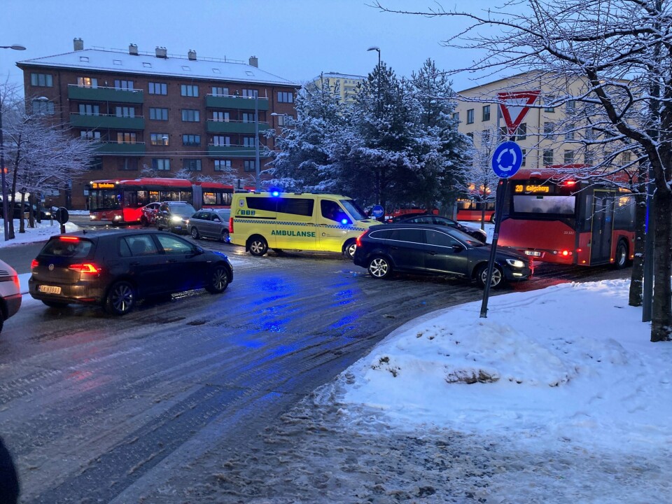 Med mye møye kom denne ambulansen seg gjennom Carl Berner-krysset i Oslo tirsdag ettermiddag. En rekke bilister forsøkte å vike for ambulansen så godt det lot seg gjøre, men det var få ledige centimetere. Med mye møye kom denne ambulansen seg gjennom Carl Berner-krysset i Oslo, tirsdag ettermiddag. En rekke bilister forsøkte å vike for ambulansen så godt det lot seg gjøre, men det var få ledige centimetere.