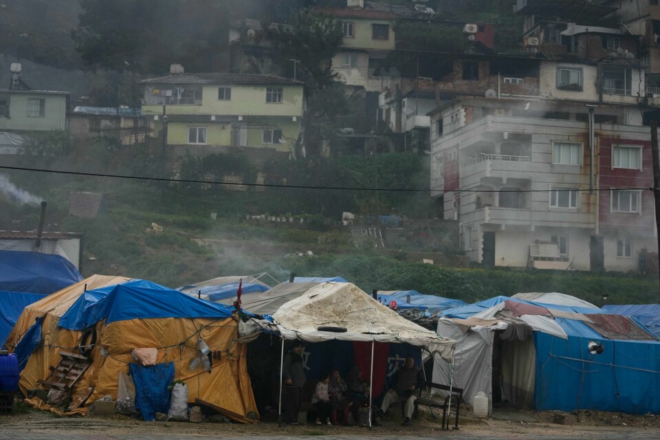 Innbyggere i jordskjelvrammede Antakya er fortsatt redde for å vende tilbake til hjemmene sine ett år etterskjelvet. De må bo i telt siden de ikke har rett til hjelp med å få ny bolig. Innbyggere i jordskjelvrammede Antakya er fortsatt redde for å vende tilbake til hjemmene sine ett år etterskjelvet. De må bo i telt siden de ikke har rett til hjelp med å få ny bolig. Foto: Khalil Hamra / AP / NTB