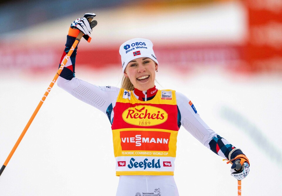 Ida Marie Hagen gjorde som Jarl Magnus Riiber og gikk inn til sin andre strake seier i Seefeld i ensom majestet. Ida Marie Hagen gjorde som Jarl Magnus Riiber og gikk inn til sin andre strake seier i Seefeld i ensom majestet.