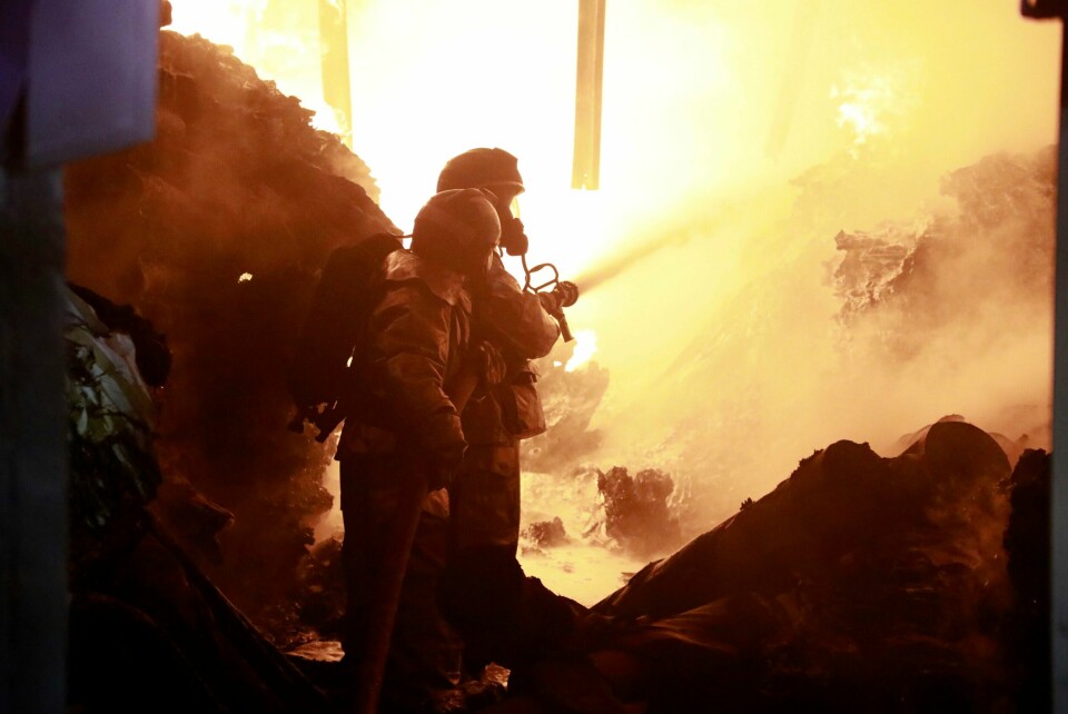 Brannmannskaper kjempet natt til fredag mot flammene i et industriområde i Kenyas hovedstad Nairobi. Brannmannskaper kjempet natt til fredag mot flammene i et industriområde i Kenyas hovedstad Nairobi. Foto: AP / NTB