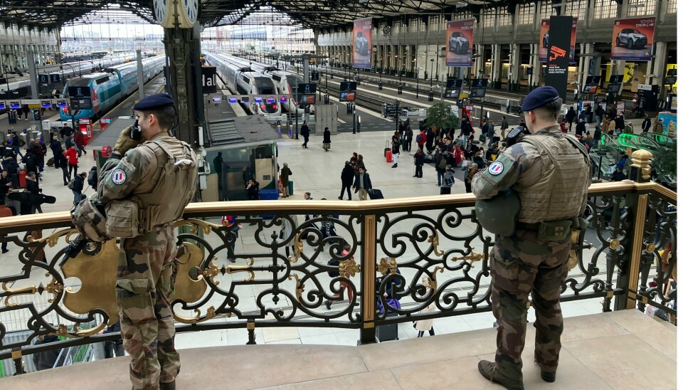 Soldater patruljerte lørdag formiddag jernbanestasjonen Gare de Lyon i Paris, der tre personer i morgentimene ble skadd av en mann som gikk til angrep med kniv og hammer Soldater patruljerte lørdag formiddag jernbanestasjonen Gare de Lyon i Paris, der tre personer i morgentimene ble skadd av en mann som gikk til angrep med kniv og hammer. Foto: AP / NTB