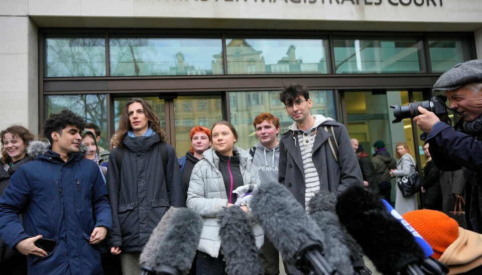 Greta Thunberg snakker med pressen utenfor rettslokalet i London fredag. Greta Thunberg snakker med pressen utenfor rettslokalet i London fredag. Foto: Kirsty Wigglesworth / AP / NTB