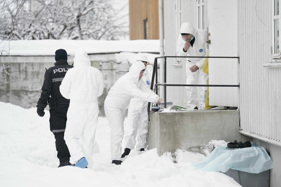 Mannen i 40-årene som var siktet for grov kroppsskade etter at en mann i 60-årene ble funnet død i Drammen onsdag, er nå siktet for drap. Bildet viser politi som etterforsker utenfor stedet der en mann ble funnet drept i Drammen. Foto: Fredrik Varfjell / NTB