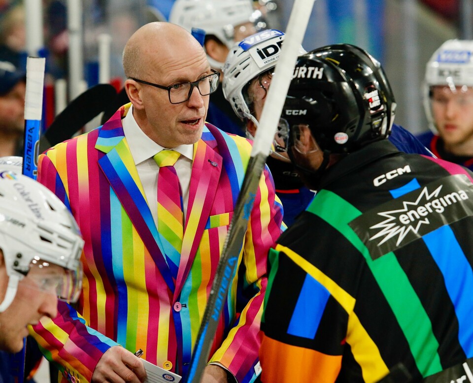 Alle involverte på Jordal stilte med spesialdrakter for å støtte Pride-kampen. Her er det VIF-trener Fredrik Andersson som snakker med en av dommerne. Alle involverte på Jordal stilte med spesialdrakter for å støtte Pride-kampen. Her er det VIF-trener Fredrik Andersson som snakker med en av dommerne.