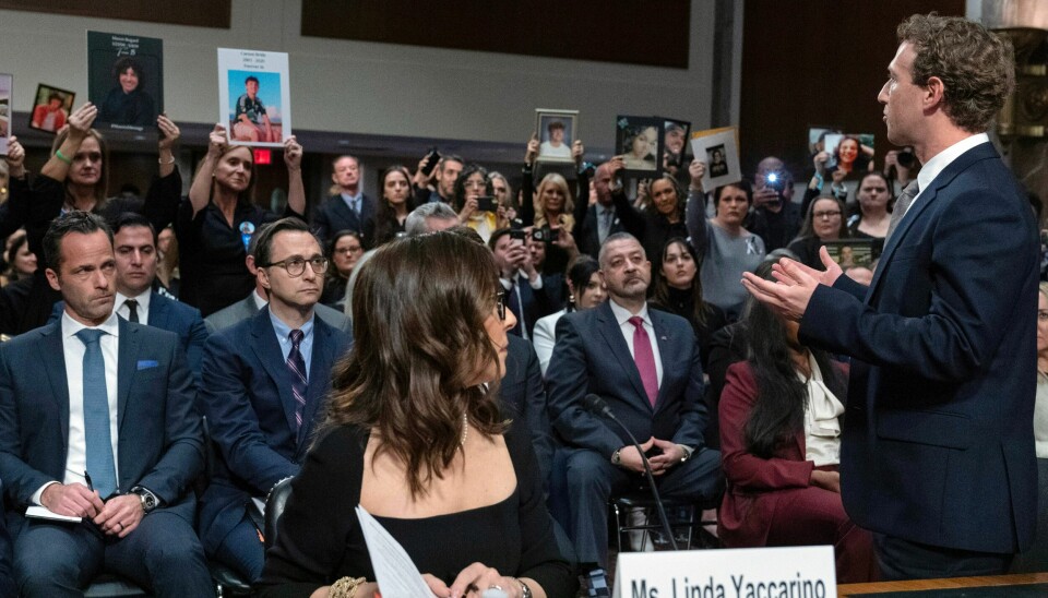 Mark Zuckerberg snudde seg og snakket direkte til familier som var under kongresshøring. Meta-direktør Mark Zuckerberg reiste seg og henvendte seg direkte til publikum under høringen i Senatets justiskomité onsdag. X-direktør Linda Yaccarino (til venstre) ser på. Foto: Jose Luis Magana / AP / NTB
