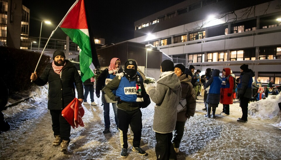 Oslo 20240113. Demonstranter fra Aksjonsgruppa for Palestina har aksjonert mot Israels krighandlinger på Gaza, blant annet på drapene av journalistene som jobber i området. Kravet deres har vært og er at NRK gjør mer for å få Israel utestengt av Eurovision 2024. Foto: Annika Byrde / NTB
