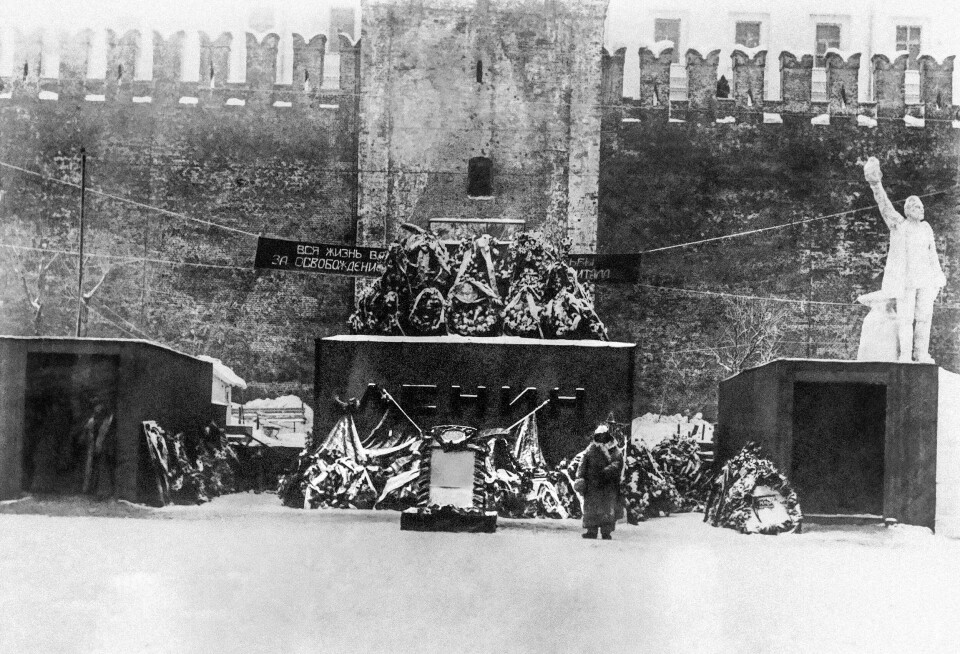 Det første mausoleet som ble reist i februar 1924 på den Røde plass til ære for Vladimir Lenin, grunnleggeren av Sovjetunionen, som døde 21. januar 1924. Arkivfoto: Det første mausoleet som ble reist i februar 1924 på den Røde plass til ære for Vladimir Lenin, grunnleggeren av Sovjetunionen, som døde 21. januar 1924. Arkivfoto: AP / NTB
