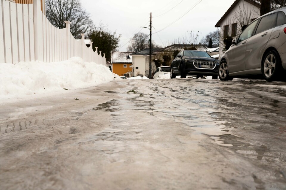 Overvann, hålke og glatte veier er ikke et sjeldent syn på Østlandet i disse dager. Overvann, hålke og glatte veier er ikke et sjeldent syn på Østlandet i disse dager. Foto: Erik Flaaris Johansen / NTB