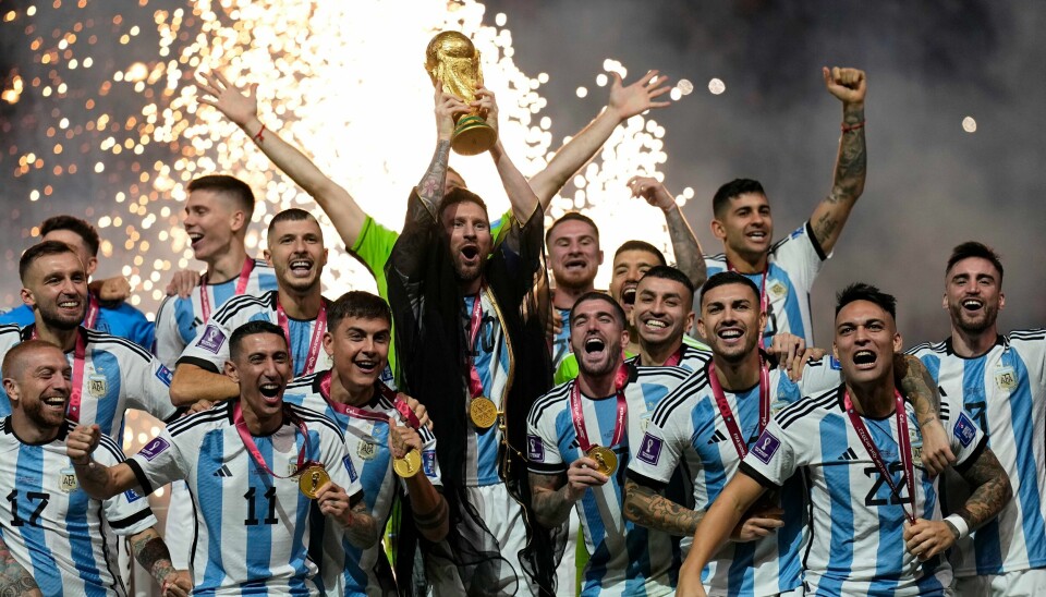 Lionel Messi løfter VM-trofeet etter Argentinas finaleseier over Frankrike i 2022. Det gjenstår å se om han er med da VM-trofeet skal løftes i New Jersey i 2026. Lionel Messi løfter VM-trofeet etter Argentinas finaleseier over Frankrike i 2022. Foto: Martin Meissner / AP / NTB