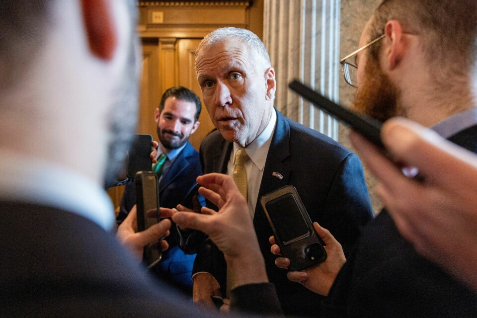 Republikaneren Thom Tillis representerer North Carolina i Senatet i USA. U.S. Sen. Thom Tillis (R-NC) speaks to reporters between votes at the U.S. Capitol building in Washington, U.S., January 23, 2024. REUTERS/Amanda Andrade-Rhoades
