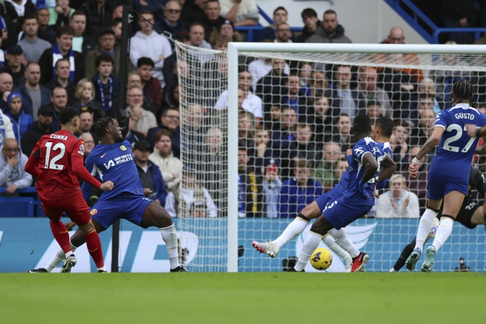 Matheus Cunha scorer her sitt første av tre mål i Wolverhamptons seier borte mot Chelsea. Matheus Cunha scorer her sitt første av tre mål i Wolverhamptons seier borte mot Chelsea. Foto: Ian Walton / AP / NTB