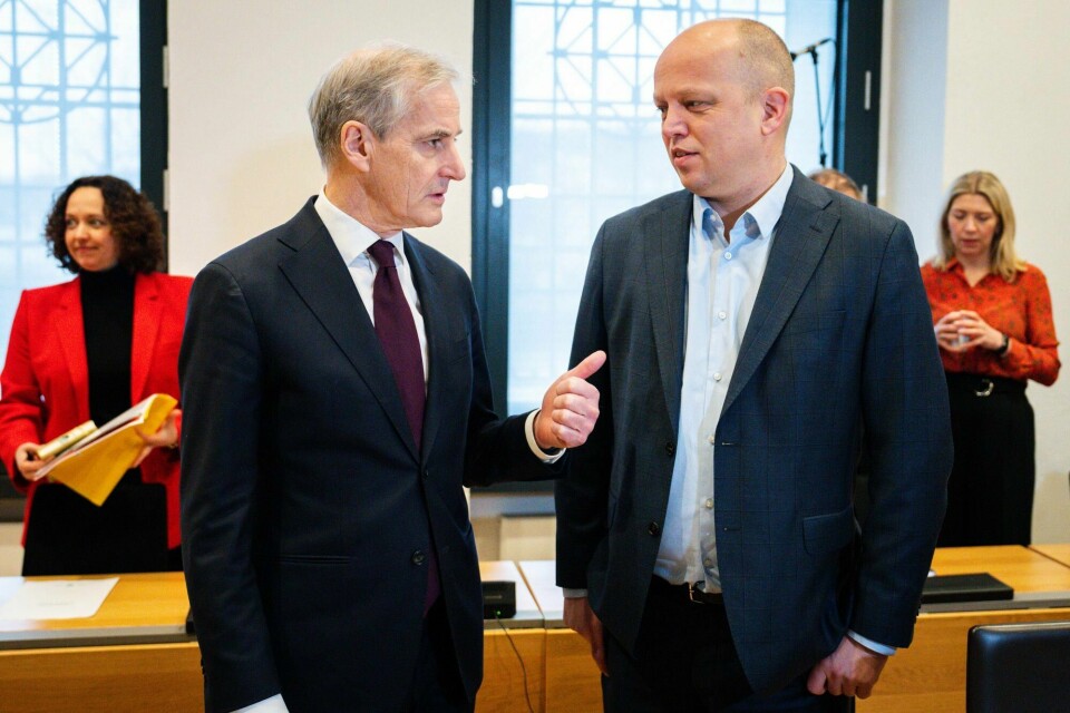 Oppslutningen om venstresiden har kollapset hos menn under 25 år. Bare 22 prosent stemmer på et av de rødgrønne partiene. Blant jentene er tallet 54 prosent. Jeg tror forskjellen mellom unge menn og kvinner er knyttet til virkelighetsbeskrivelse, skriver Lars Rian. Bildet viser partilederne i regjeringen, Jonas Gahr Støre (t.v.) og Trygve Slagsvold Vedum. Statsminister Jonas Gahr Støre (t.v.) og finansminister Trygve Slagsvold Vedum