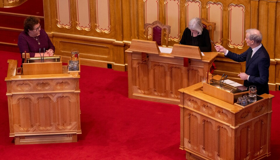 Statsminister Jonas Gahr Støre (Ap) og Olaug Bollestad (KrF) under en muntlig spørretime på Stortinget. Ved å slå fast at KrF stiller seg på borgerlig side ved valget i 2025, kan det føre til at Jonas Gahr Støre ikke finner det spesielt lurt å sette abortloven på Stortingets agenda nå. Velger han å la være, er det en stor seier for Kristelig Folkeparti, skriver Helge Simonnes. Statsminister Jonas Gahr Støre (Ap) og Olaug Bollestad (KrF) under en muntlig spørretime på Stortinget. Ved å slå fast at KrF stiller seg på borgerlig side ved valget i 2025, kan det føre til at Jonas Gahr Støre ikke finner det spesielt lurt å sette abortloven på Stortingets agenda nå.Velger han å la være, er det en stor seier for Kristelig Folkeparti, skriver Helge Simonnes.