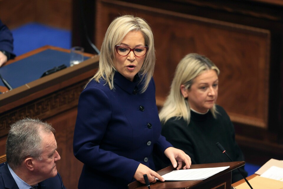 Sinn Feins Michelle O'Neill i den nordirske forsamlingen etter at hun ble utnevnt som førsteminister Sinn Feins visepresident Michelle O'Neill taler etter at hun ble utpekt til førsteminister i Nord-Irland. Foto: Liam McBurney / PA via AP / NTB